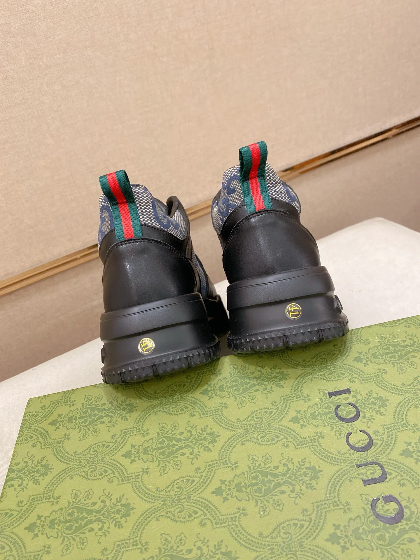 Factory price: 442💰 (GUCCI) The latest model from the official website🎁🎁Casual and fashionable men's shoes👟, hot style💥The style is simple and elegant, exclusive for trendy men. Unique official website's latest brand elements👑original Gucci decoration, fashionable and generous, the fabric is original cowhide ✅sheepskin lining, the official website specifies wear-resistant casual outsole, the classic model is taken in kind at the counter🎬38-44 (can be customized for 45 non-refundable)